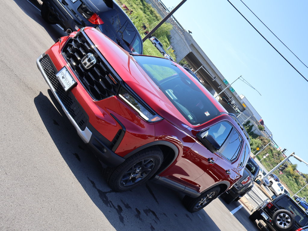 Certified 2025 Honda Pilot TrailSport image 3