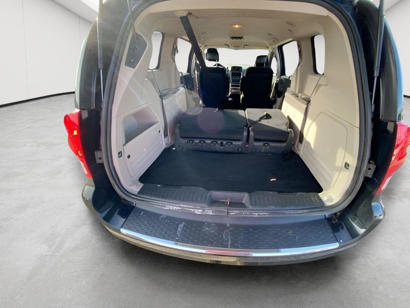 Used 2016 Dodge Grand Caravan SXT FWD image 14