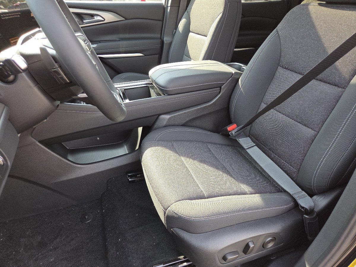 New 2027 Chevrolet Traverse LT w/ Sun and Wheel Package FWD image 28