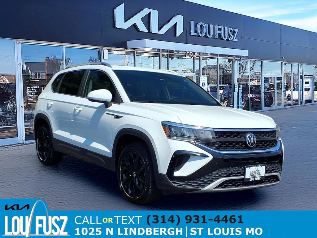 Used 2022 Volkswagen Taos SE w/ Panoramic Sunroof Package