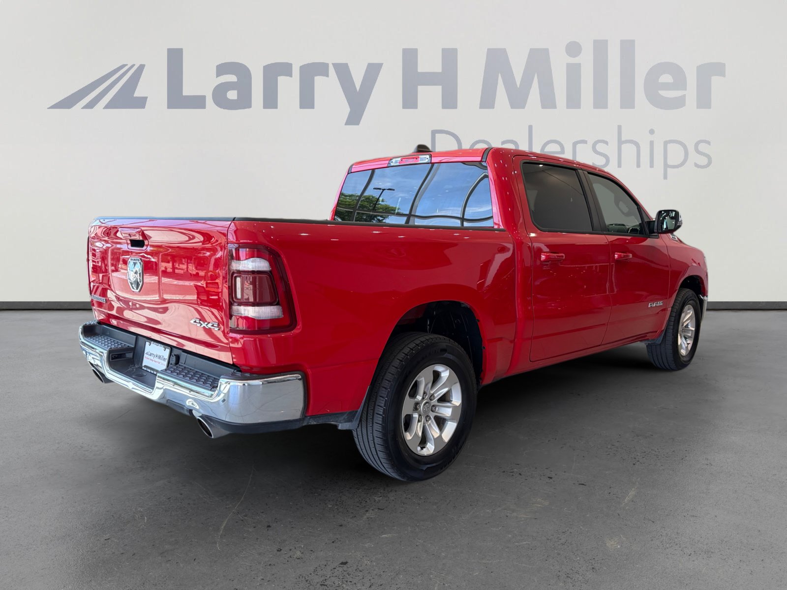 Used 2024 RAM 1500 Laramie AWD/4WD image 5
