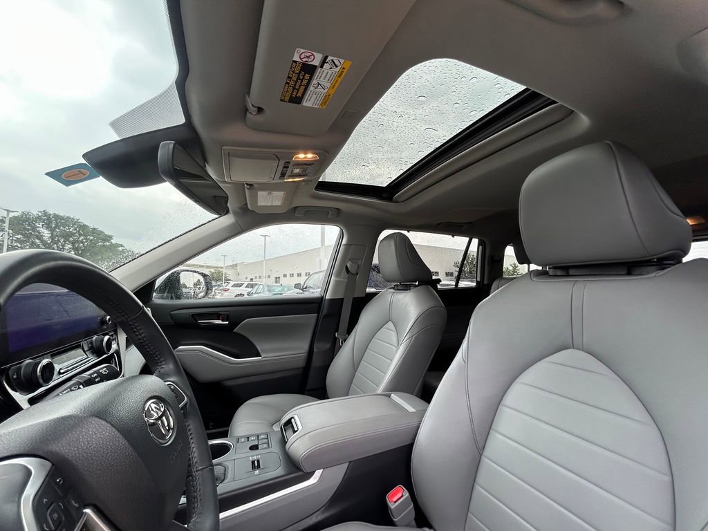 Used 2023 Toyota Highlander XLE image 12
