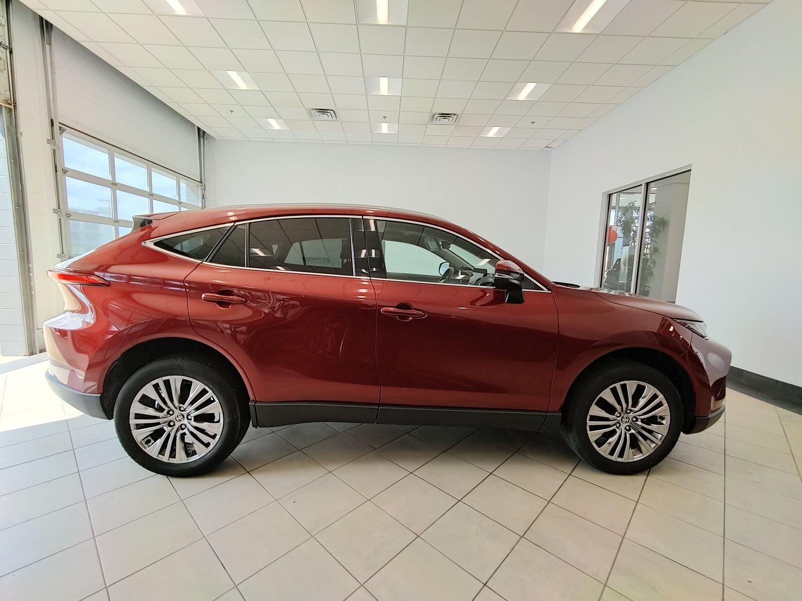 Used 2023 Toyota Venza XLE AWD/4WD image 2