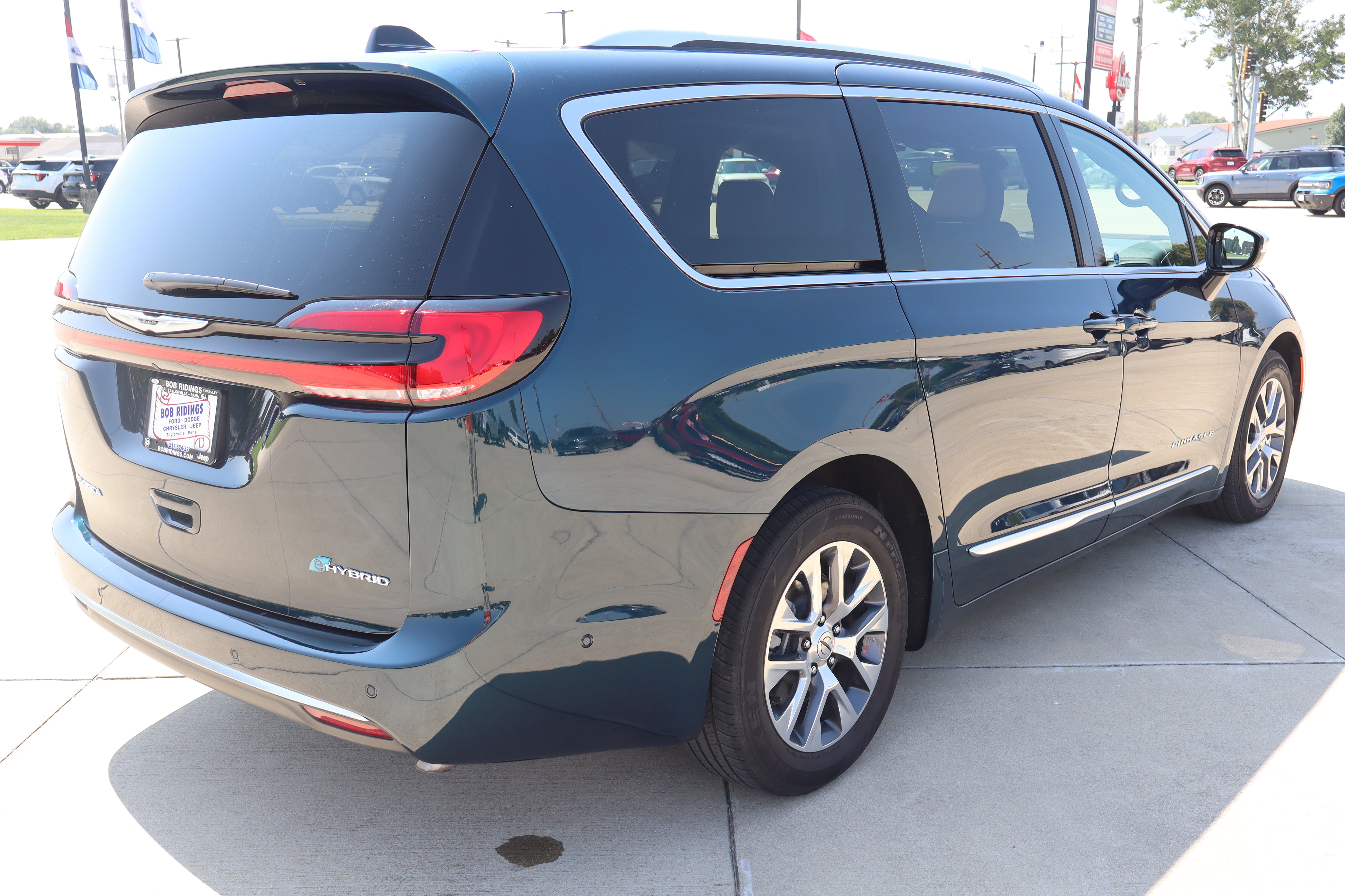 Used 2025 Chrysler Pacifica Pinnacle FWD image 5