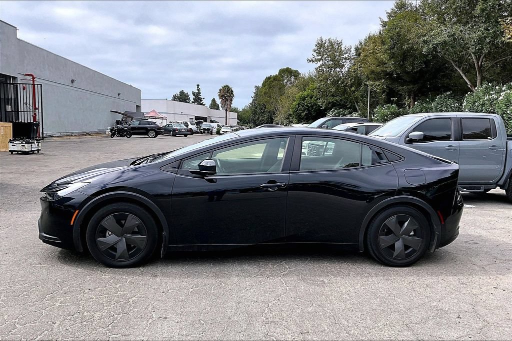 Used 2023 Toyota Prius LE FWD image 7