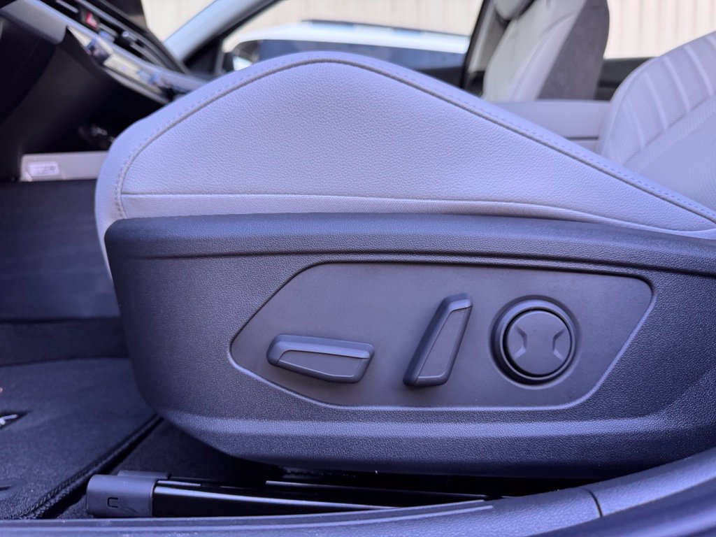 New 2026 Hyundai Elantra Limited FWD image 8