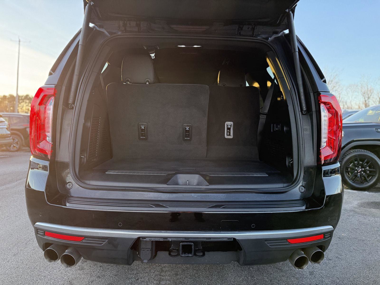 Used 2024 GMC Yukon Denali w/ Denali Reserve Package image 10