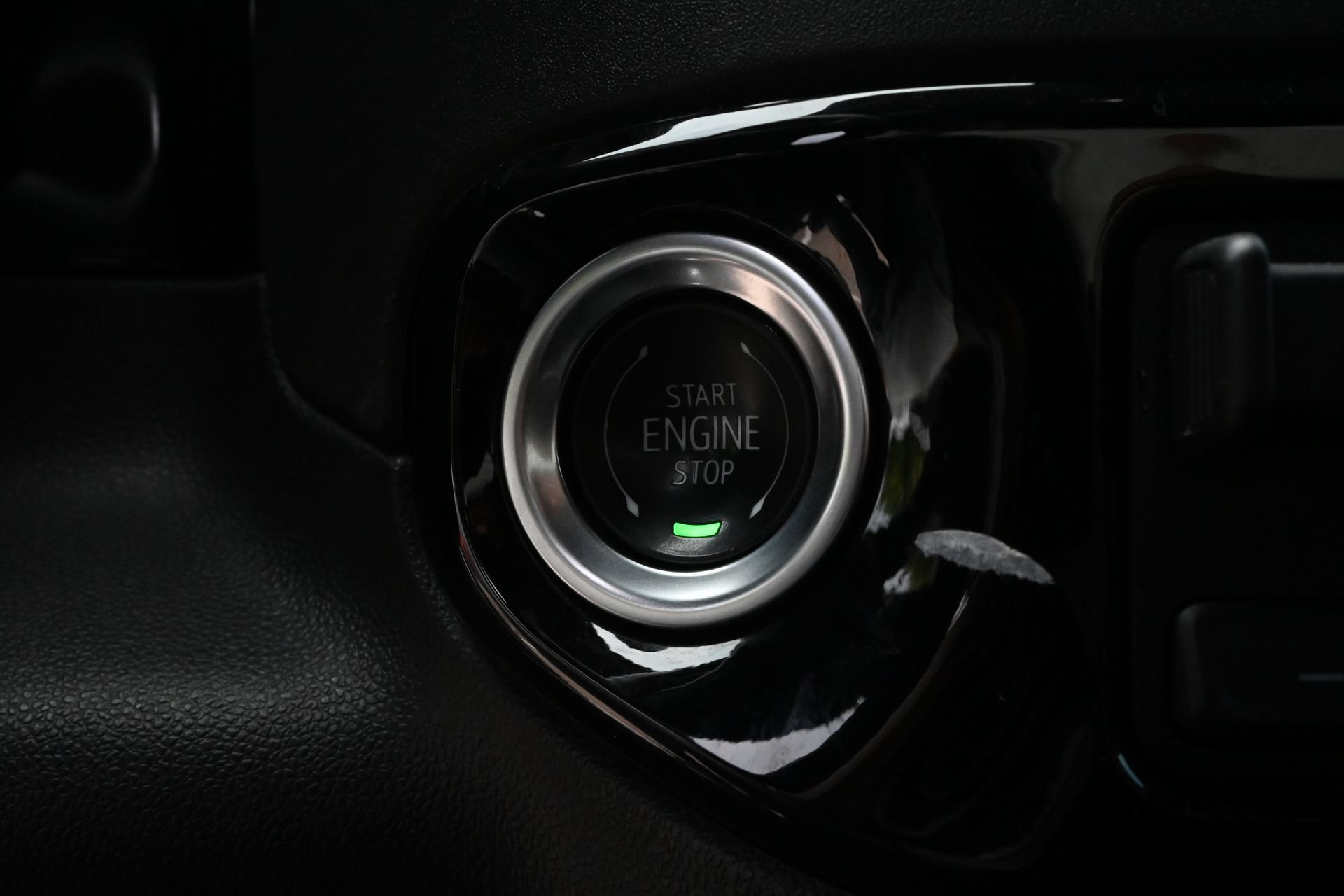 Used 2025 Chevrolet Silverado 1500 LT AWD/4WD image 17