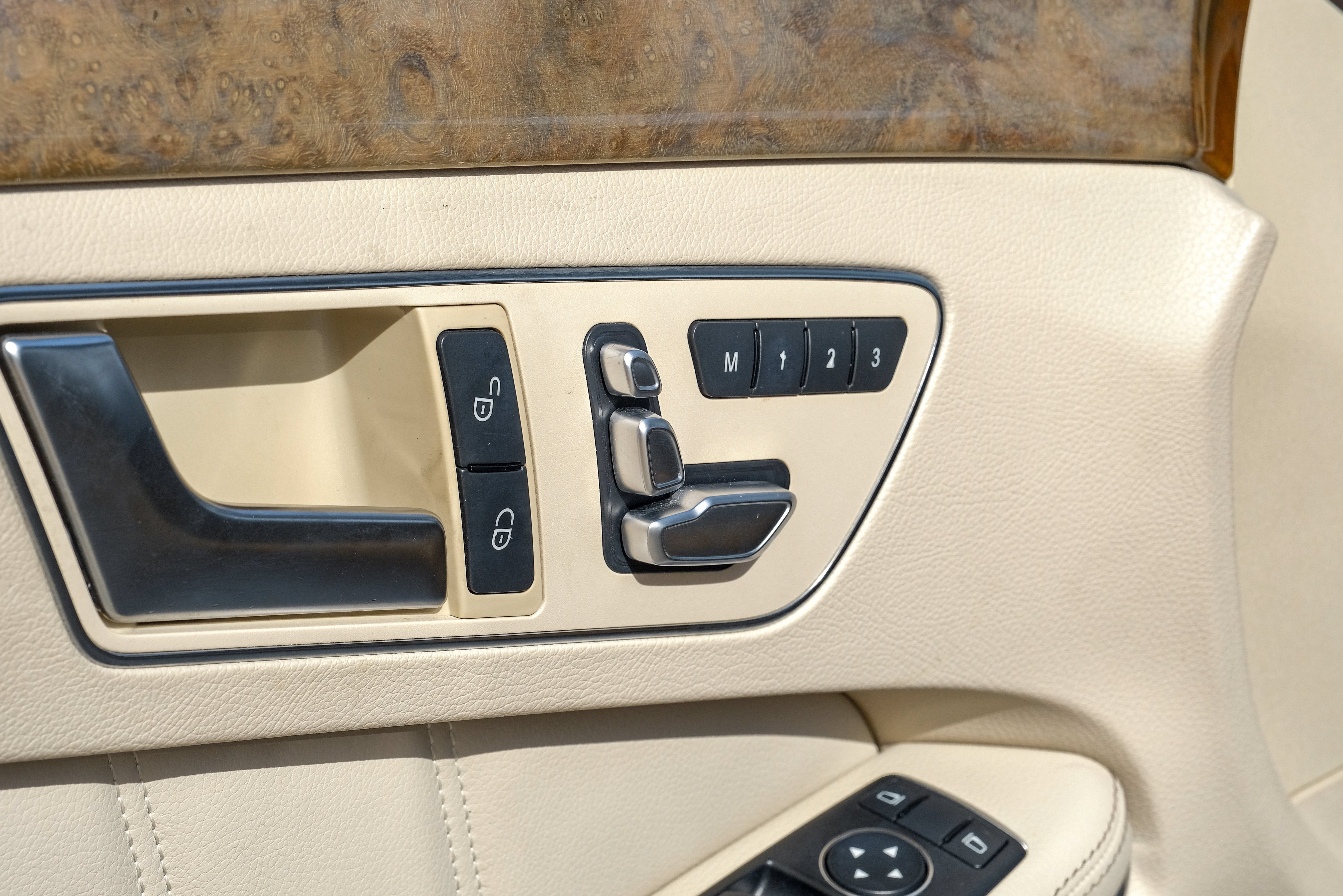 Used 2014 Mercedes-Benz E 550 4MATIC Sedan w/ Premium 1 Package image 47