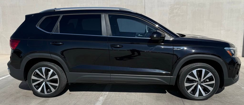 Certified 2024 Volkswagen Taos SE w/ MDO Package FWD image 3