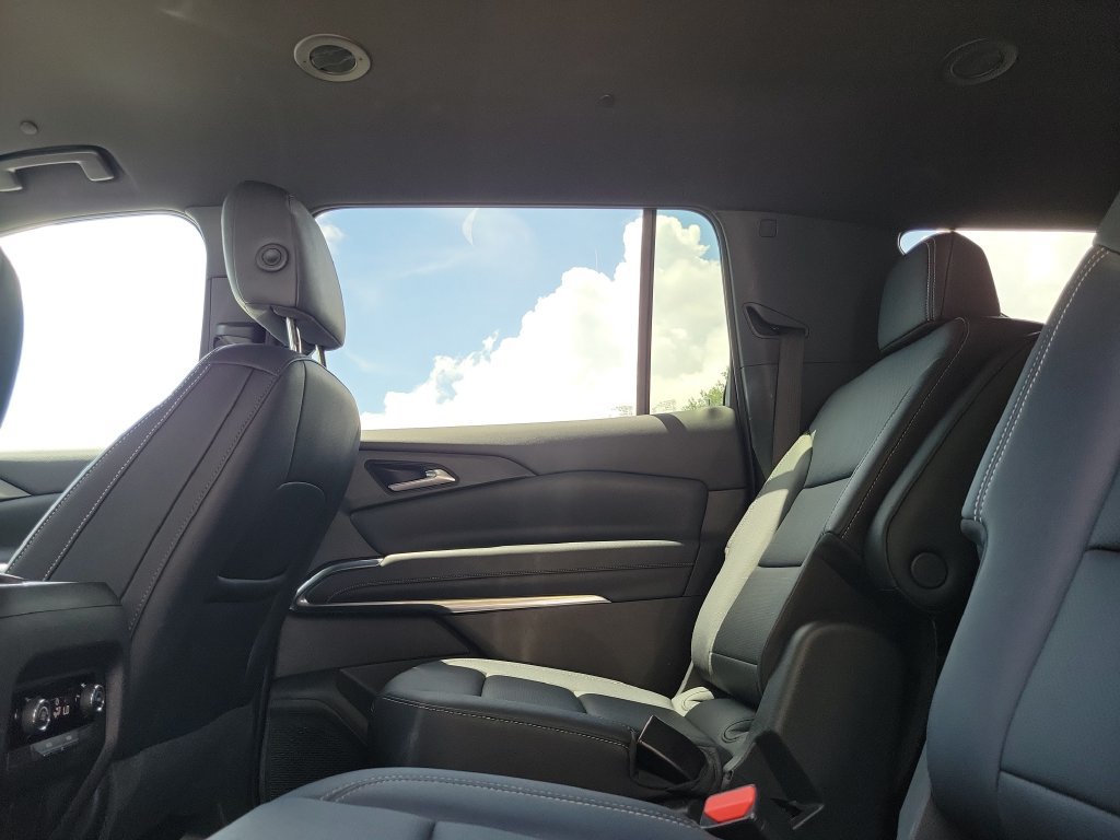 Used 2025 Chevrolet Traverse LT FWD image 17