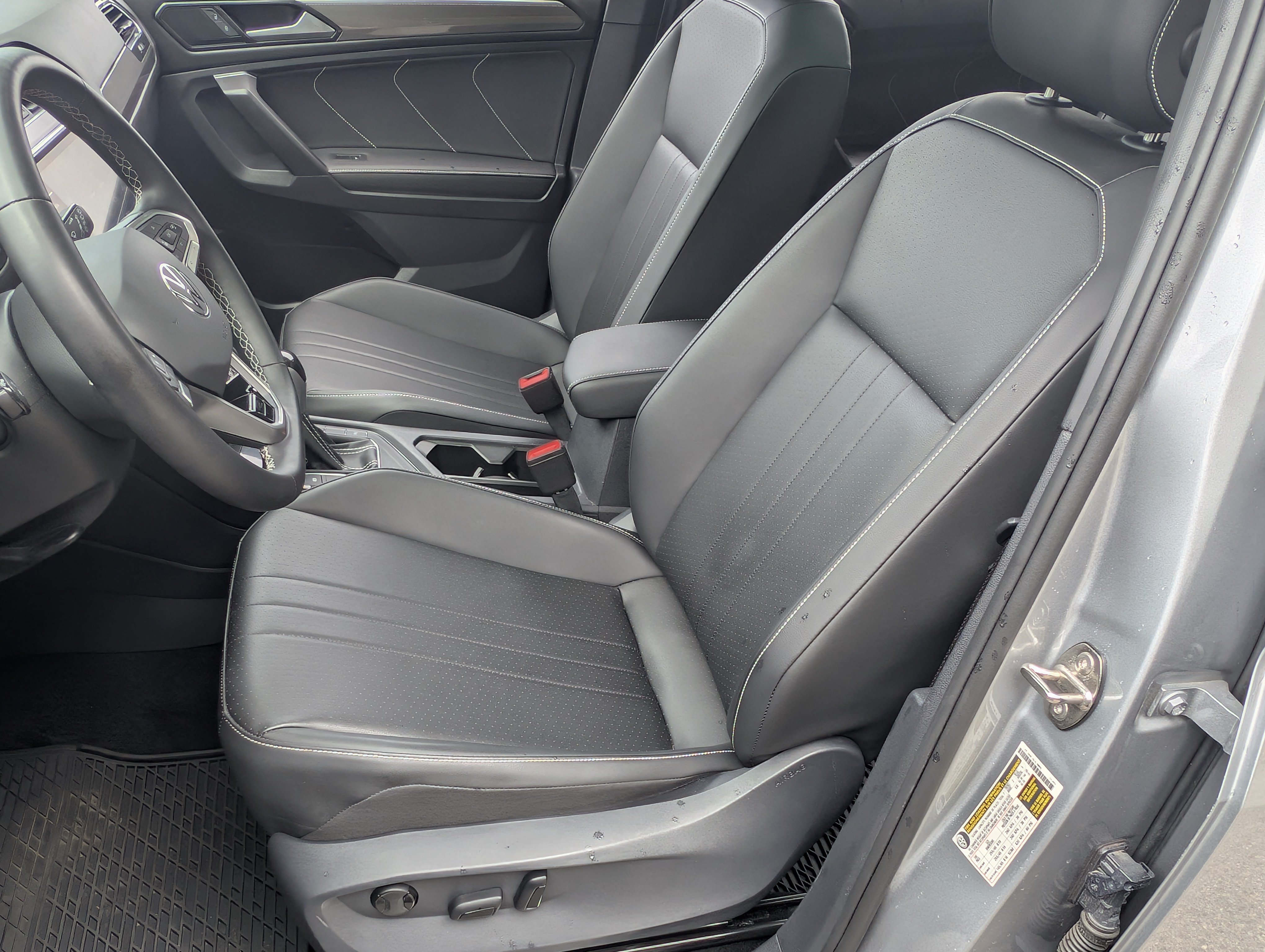 Used 2023 Volkswagen Tiguan SE R-Line FWD image 18