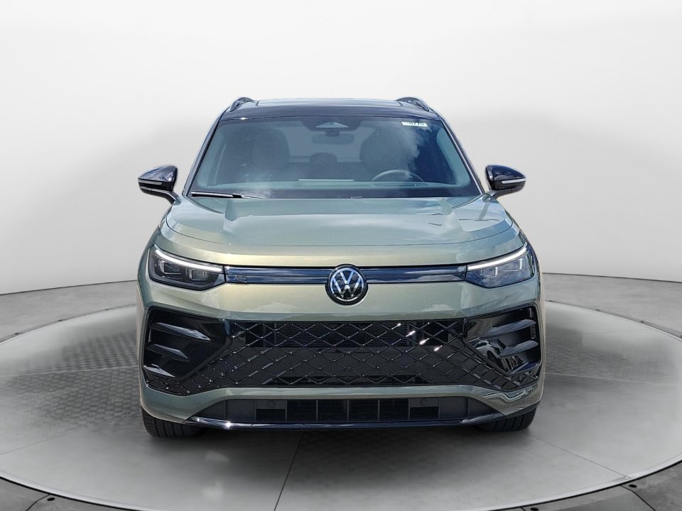 New 2026 Volkswagen Tiguan SE R-Line FWD image 2