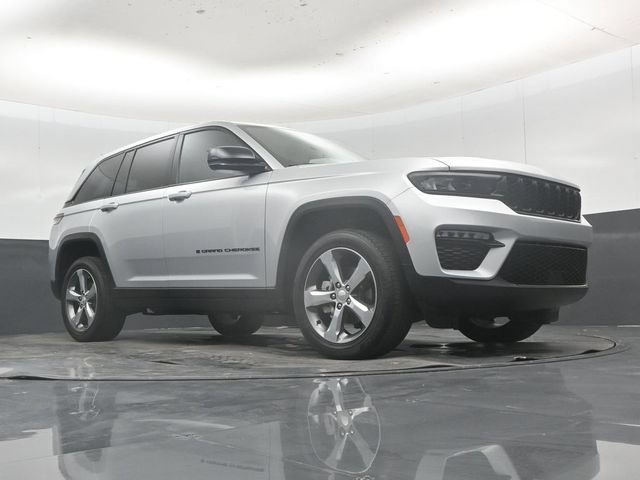 Used 2025 Jeep Grand Cherokee Limited w/ Black Appearance Package AWD/4WD image 54