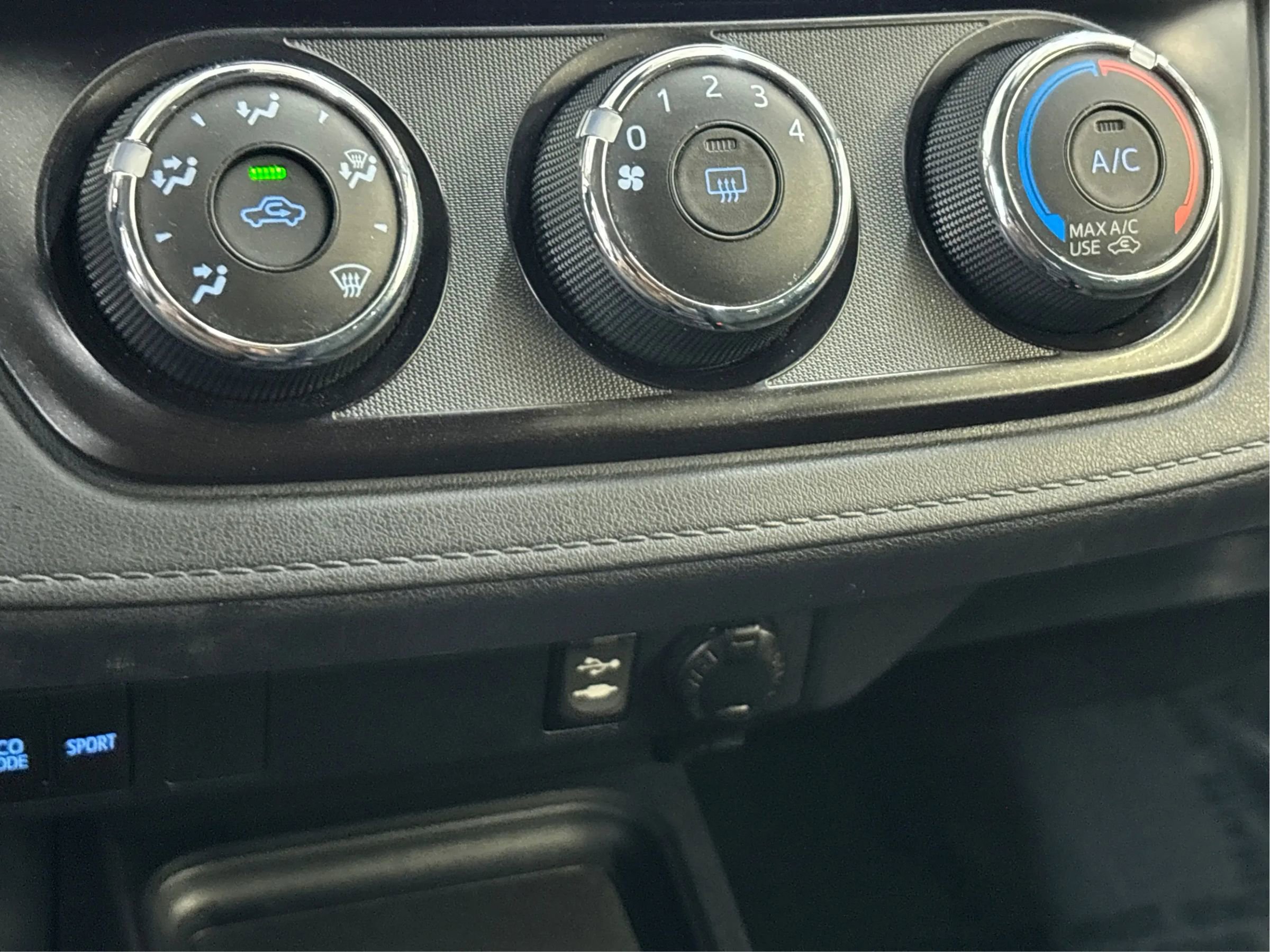 Used 2018 Toyota RAV4 LE image 36