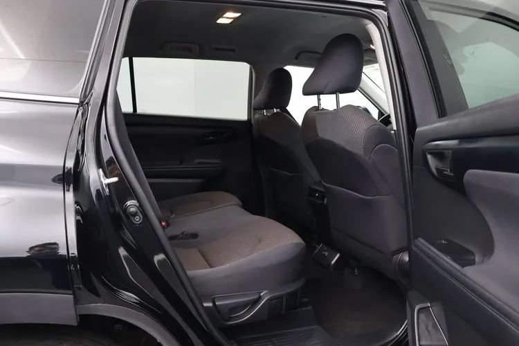 Used 2025 Toyota Highlander LE FWD image 18