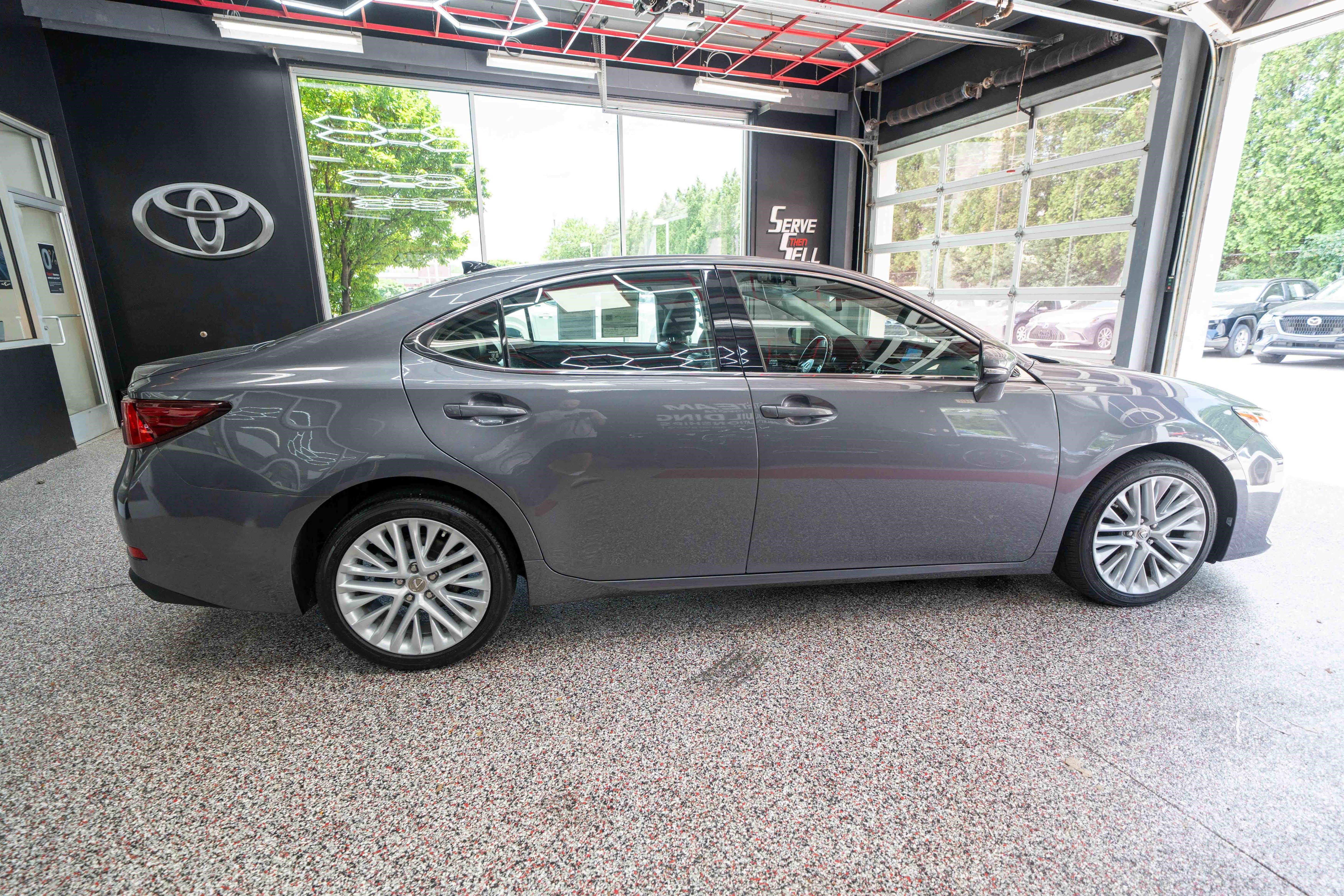 Used 2017 Lexus ES 350 w/ Luxury Package FWD image 4