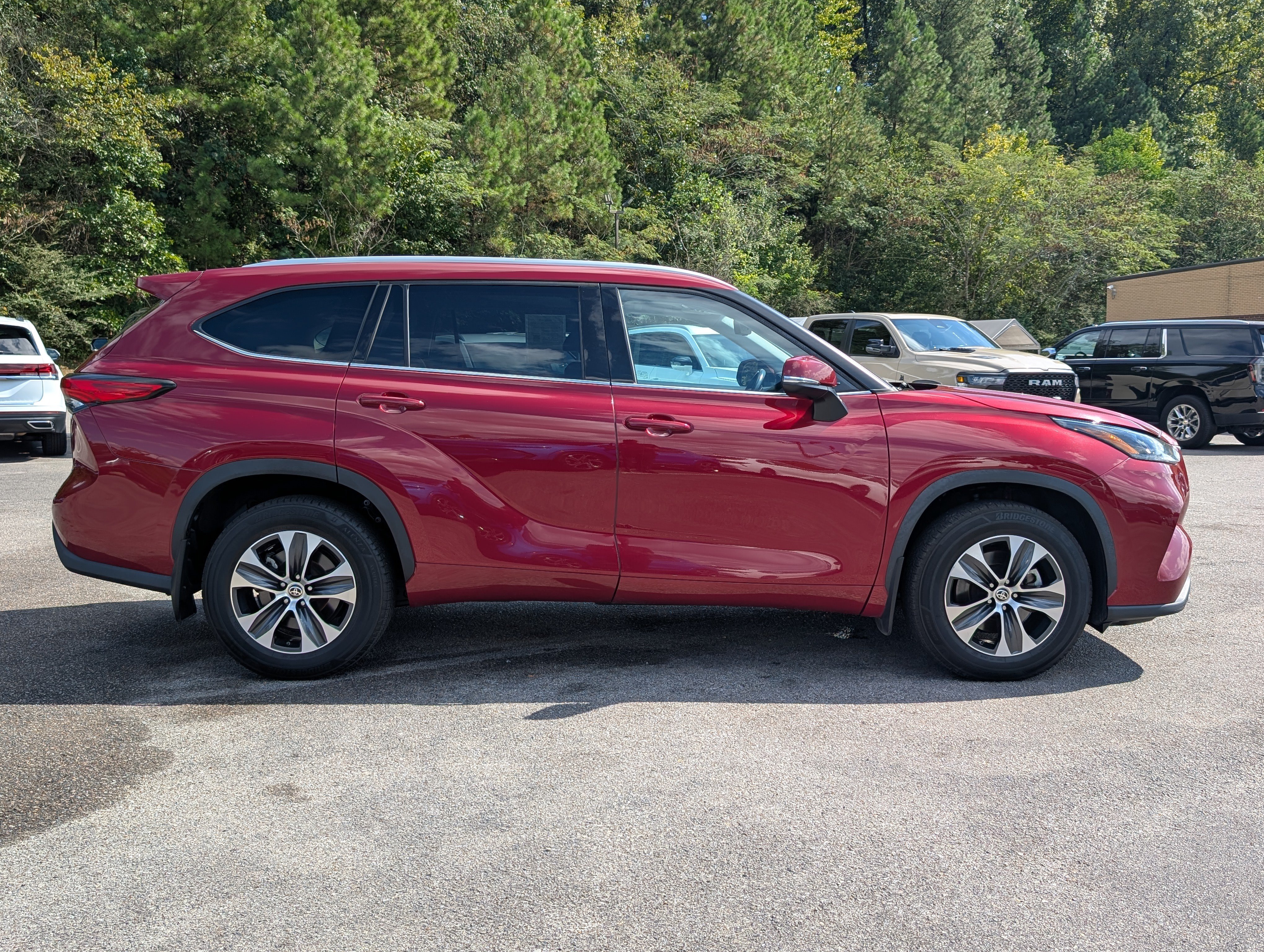 Used 2022 Toyota Highlander XLE AWD/4WD image 10