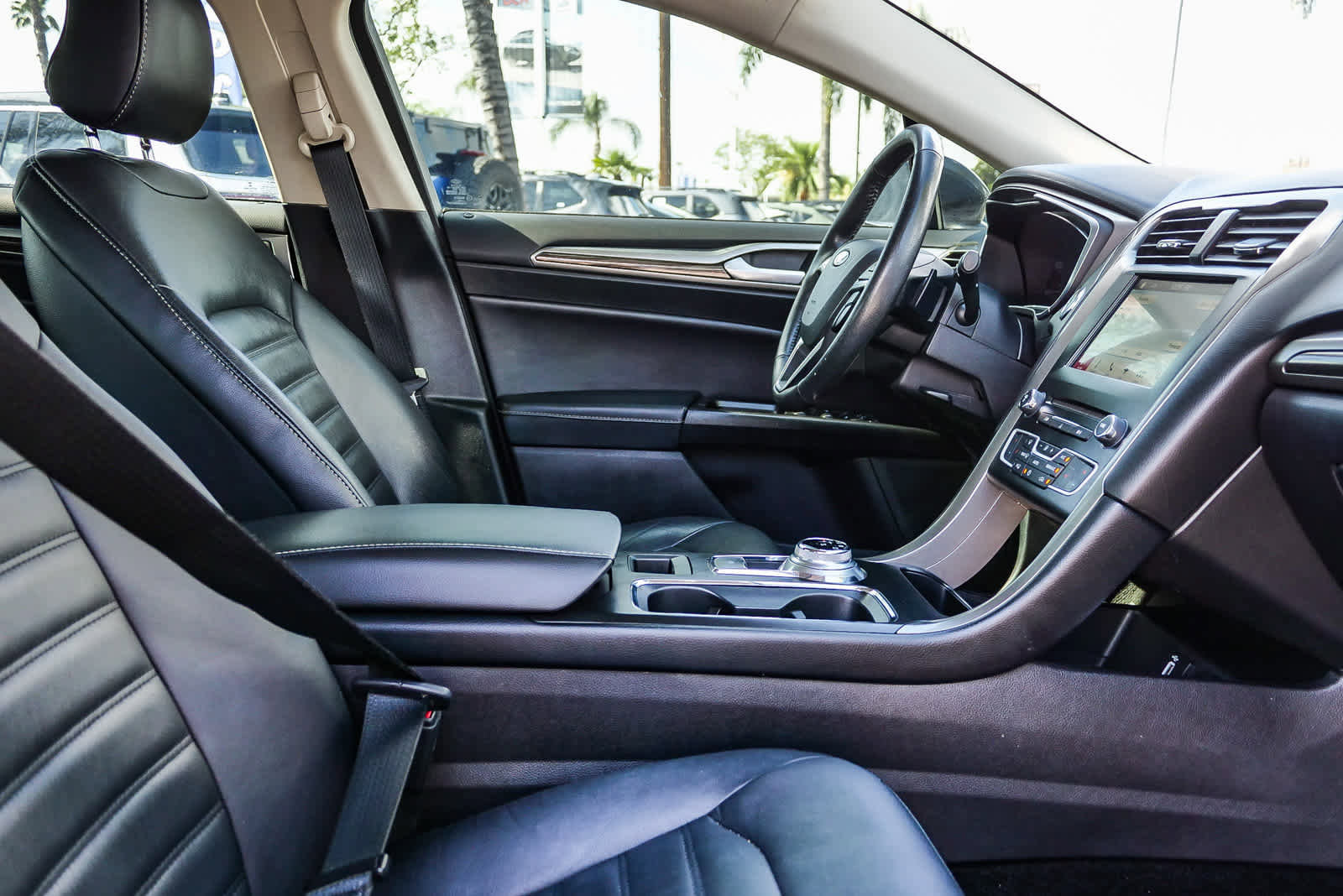 Used 2017 Ford Fusion SE w/ Fusion SE Technology Package FWD image 16