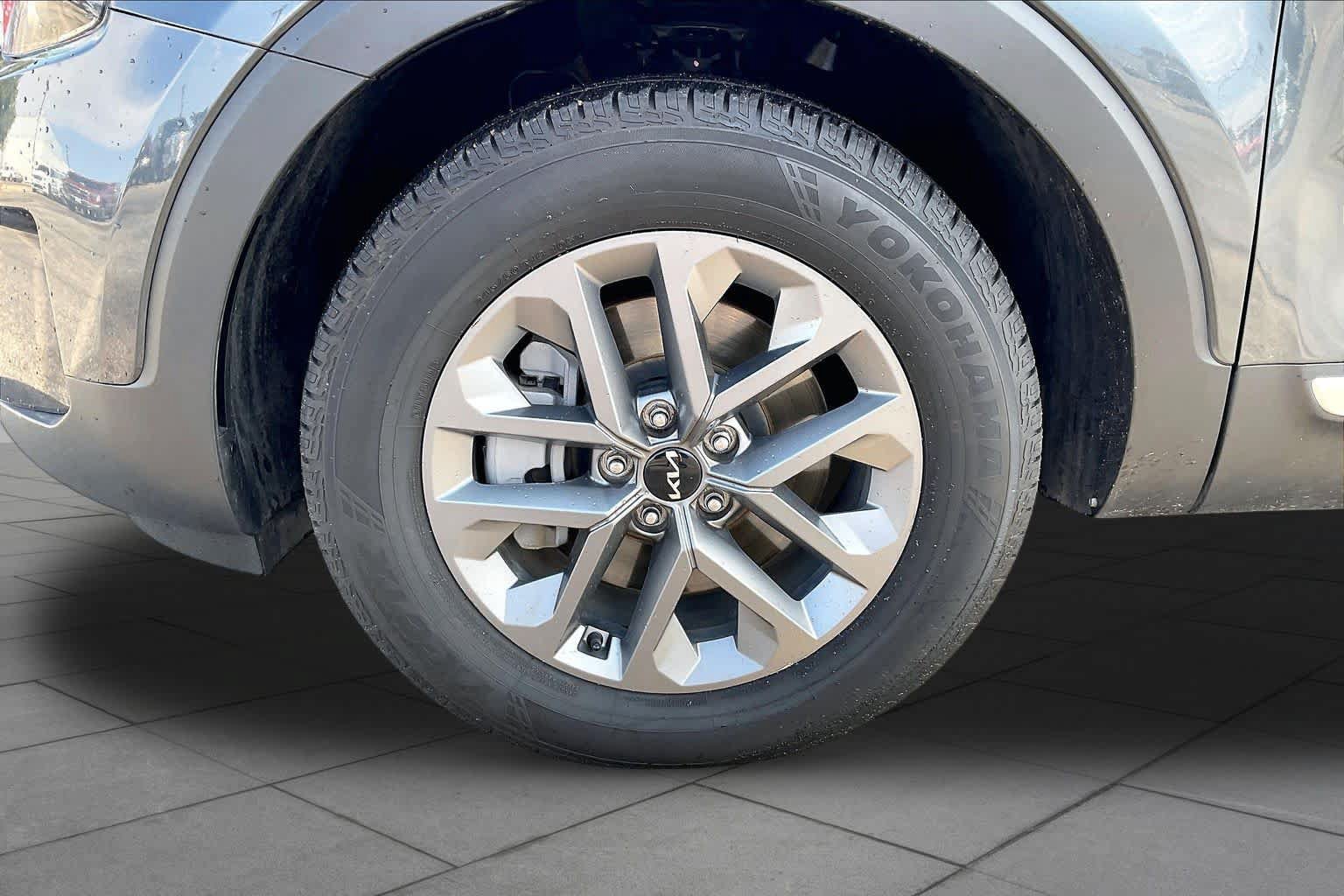Used 2024 Kia Telluride LX FWD image 10