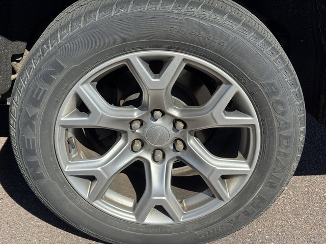 Used 2016 Chevrolet Suburban LT image 8