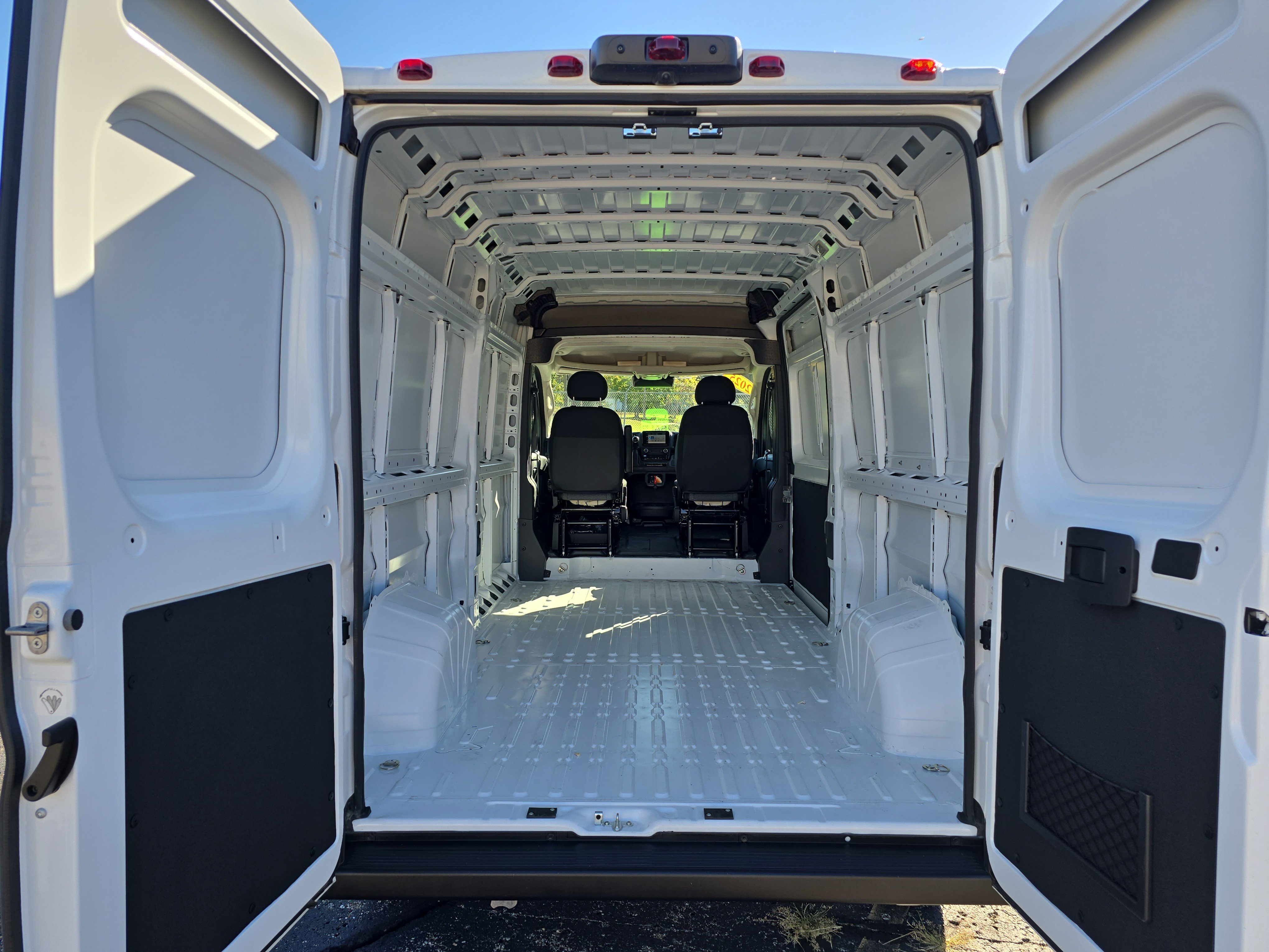 Used 2025 RAM ProMaster 2500 w/ Storage Group image 7