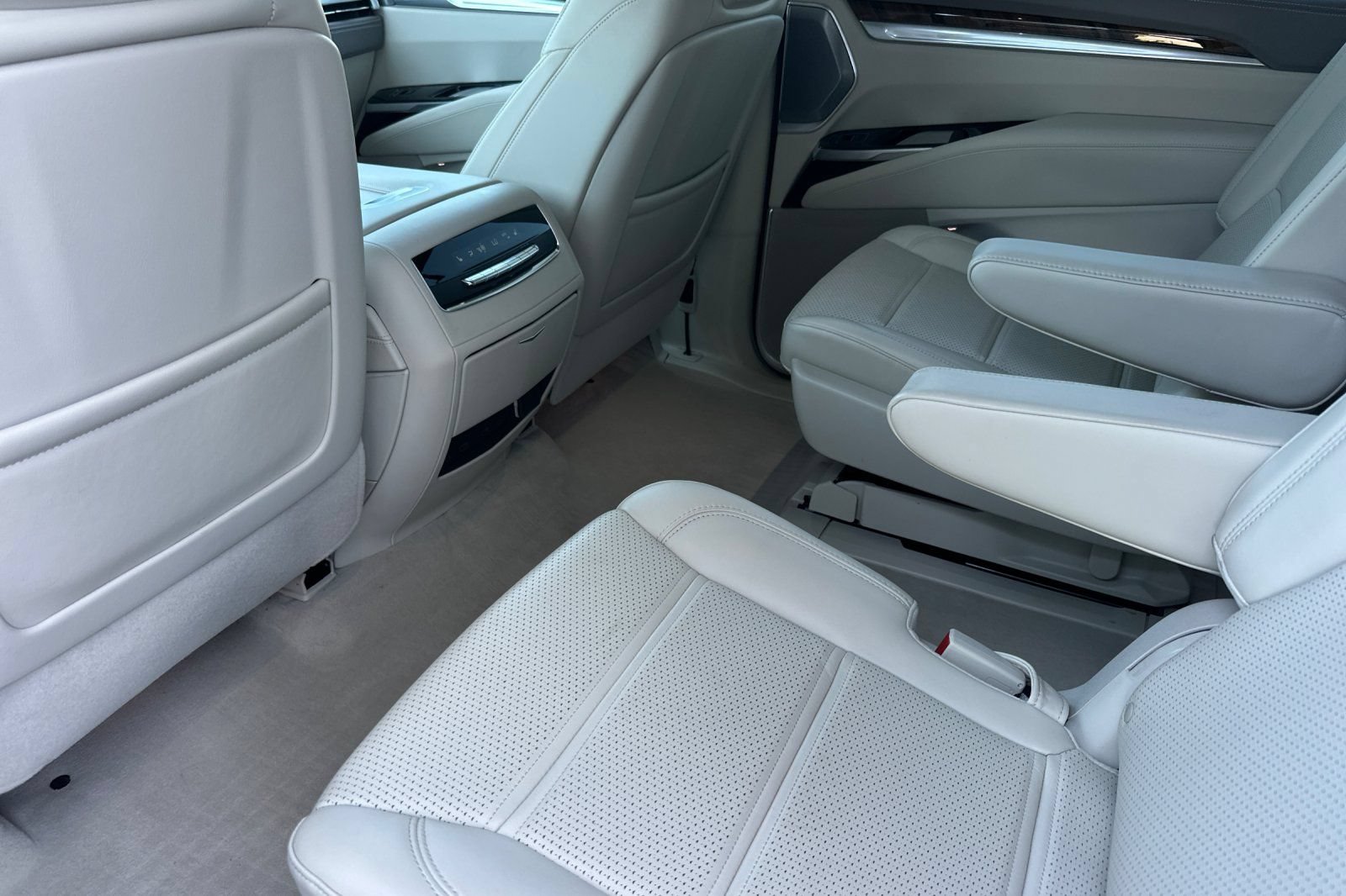 Certified 2025 Cadillac Escalade ESV Premium Luxury Platinum AWD/4WD image 14