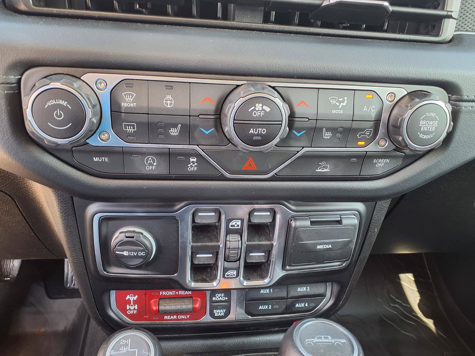 Used 2025 Jeep Gladiator Rubicon w/ Convenience Group AWD/4WD image 14