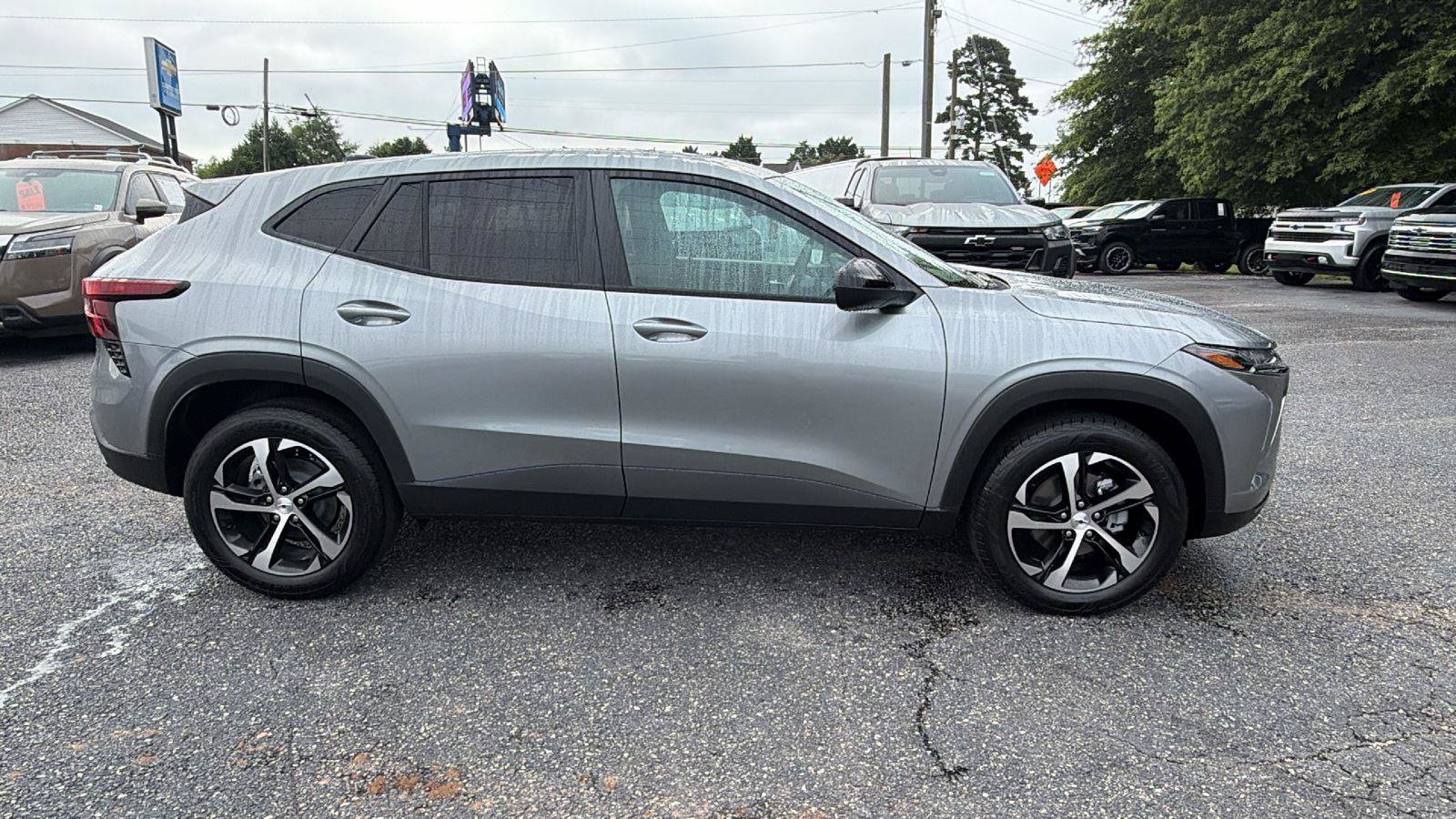 New 2026 Chevrolet Trax RS w/ Sunroof Package FWD image 8