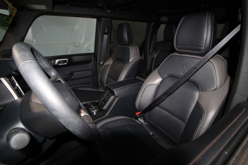 Used 2025 Ford Bronco Outer Banks image 4