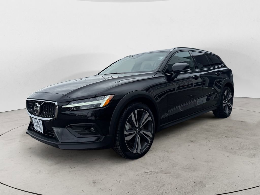 Certified 2025 Volvo V60 B5 Cross Country Plus image 2