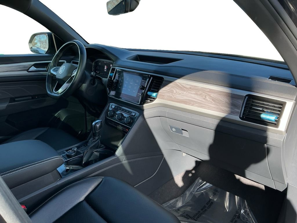 Used 2022 Volkswagen Atlas Cross Sport SE w/ Panoramic Sunroof Package image 17