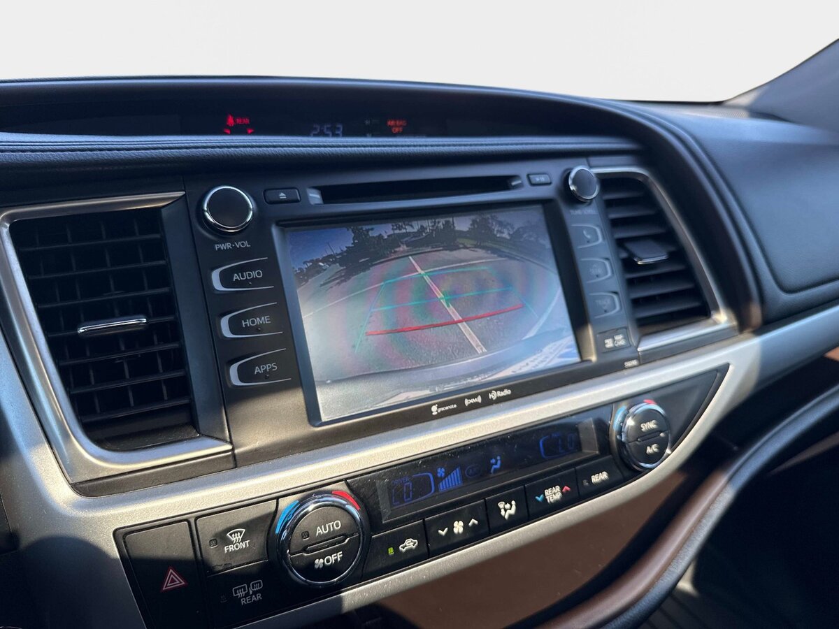 Used 2019 Toyota Highlander XLE FWD image 24