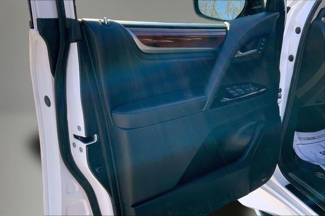 Used 2021 Lexus LX 570 4WD w/ Luxury Package image 17