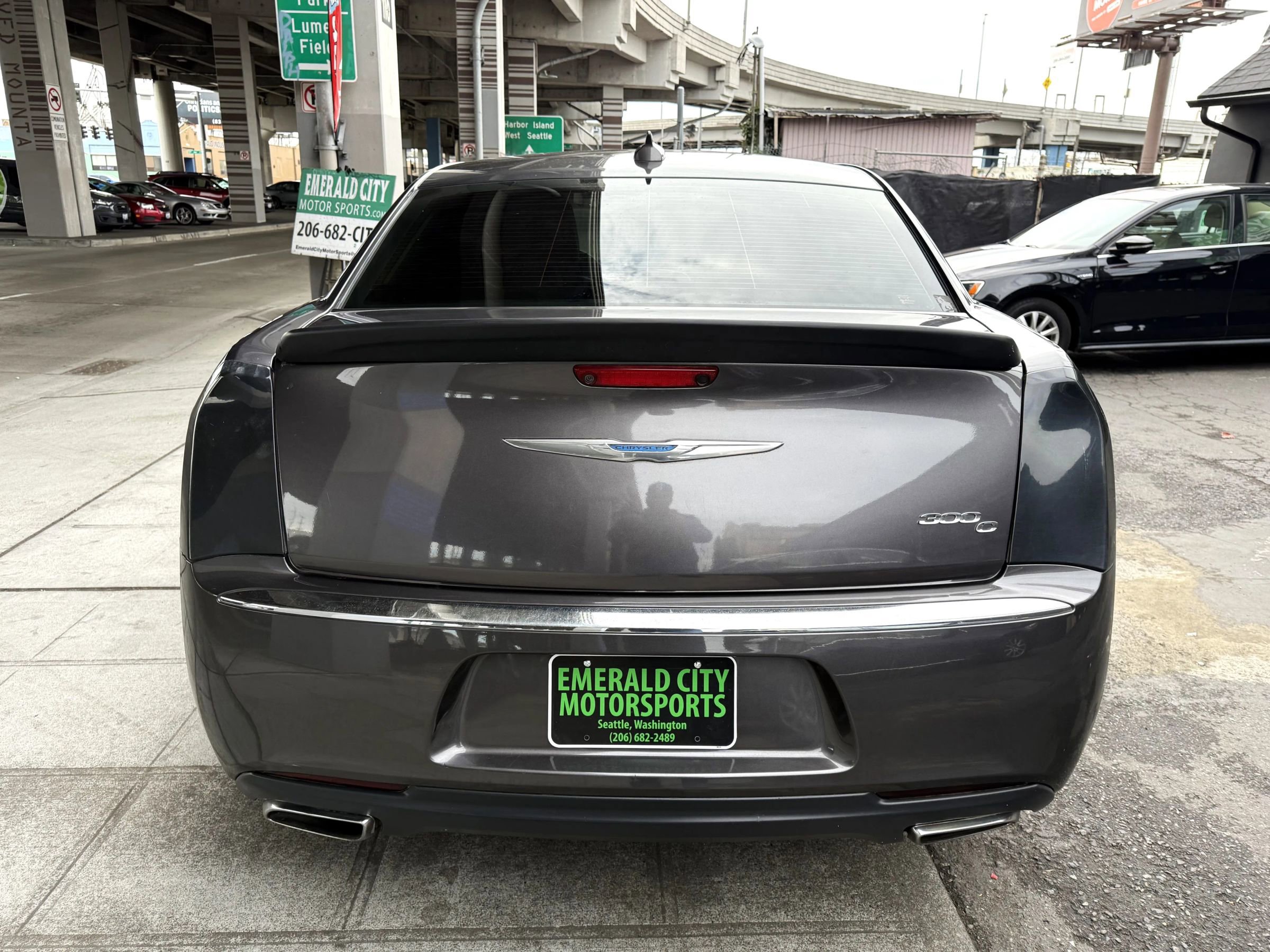 Used 2017 Chrysler 300 C image 4