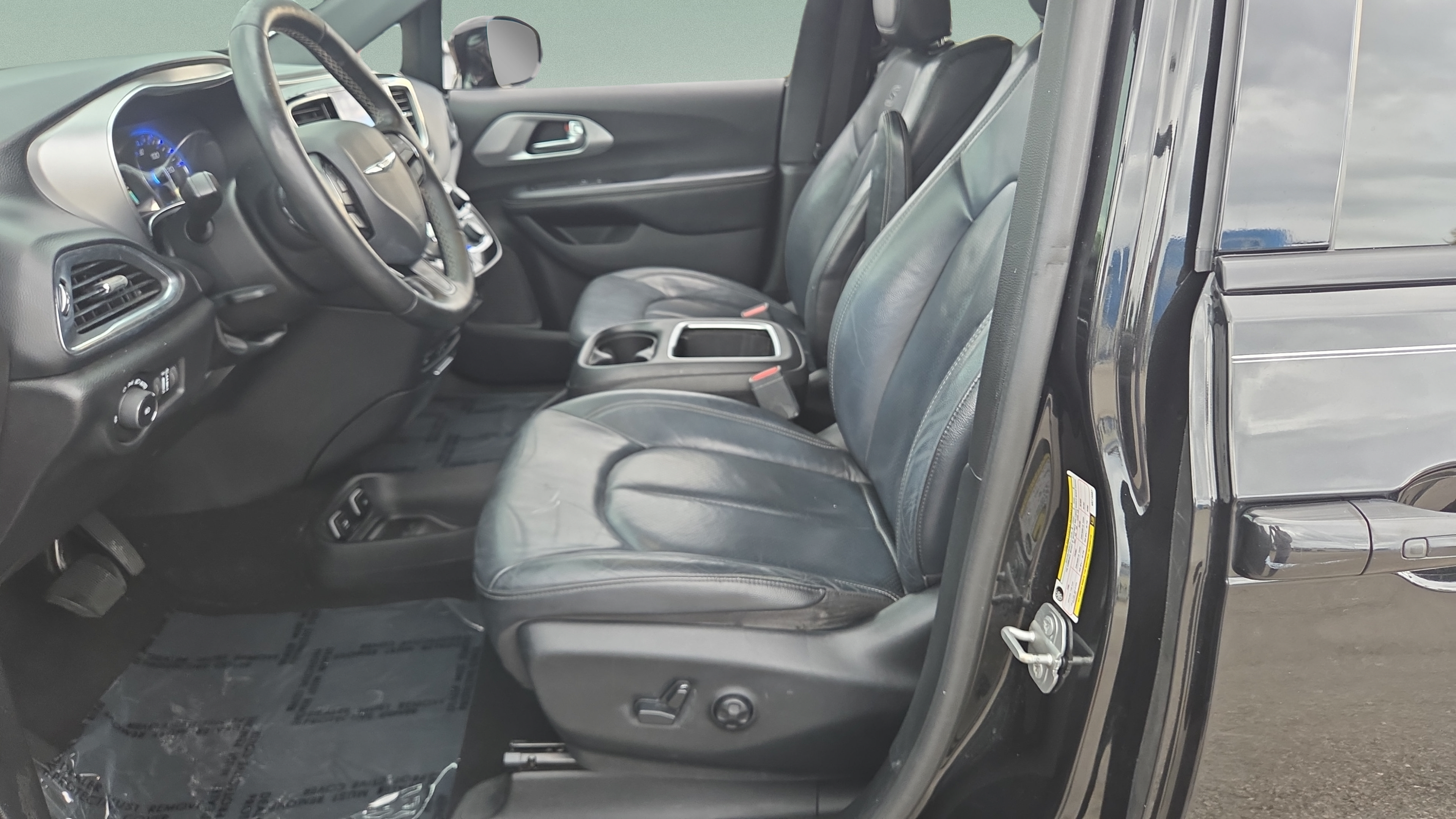 Used 2019 Chrysler Pacifica Touring-L Plus w/ S Appearance Package FWD image 9