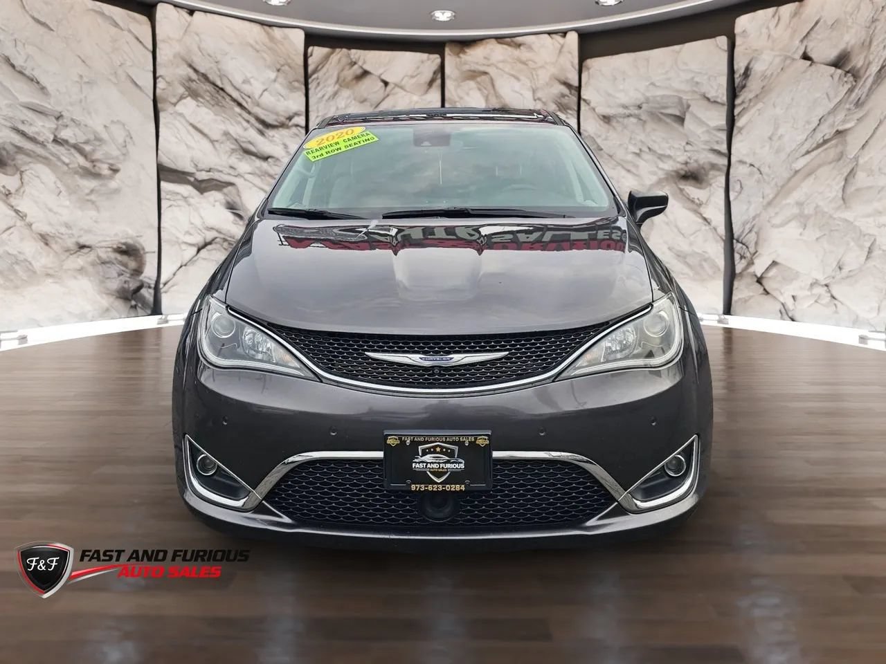 Used 2020 Chrysler Pacifica Touring w/ Advanced Safetytec Group FWD image 2