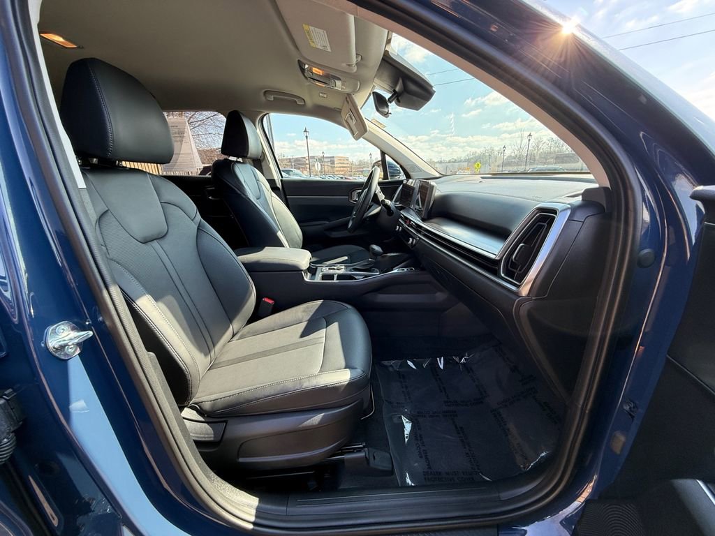 Certified 2025 Kia Sorento S image 32