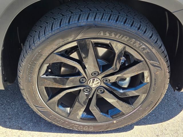 Used 2023 Volkswagen Taos SE w/ Black Wheel Package FWD image 9