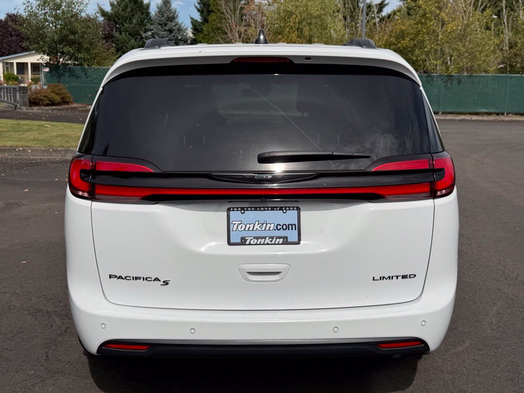 Used 2025 Chrysler Pacifica Limited FWD image 7