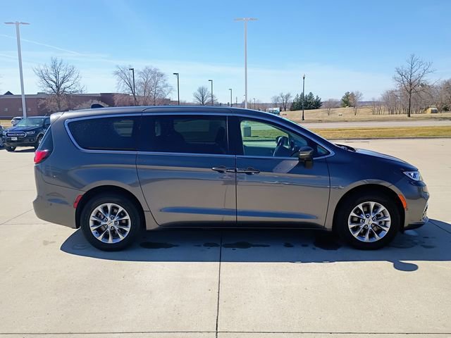 Used 2023 Chrysler Pacifica Touring-L image 15