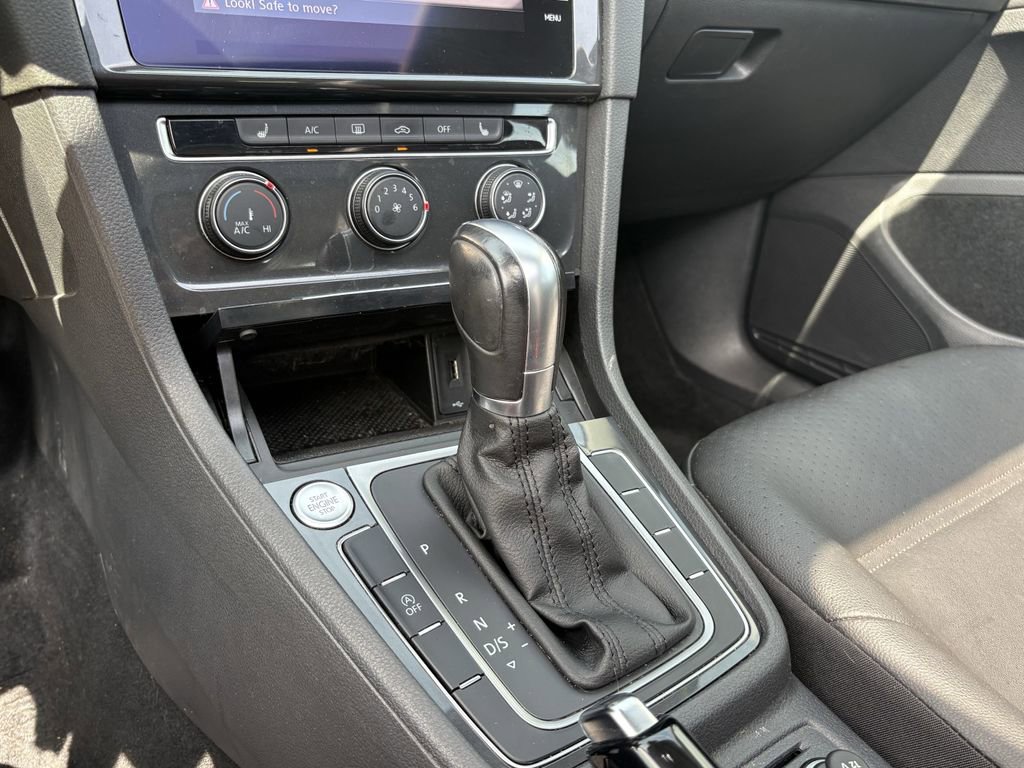 Used 2019 Volkswagen Golf SE image 21