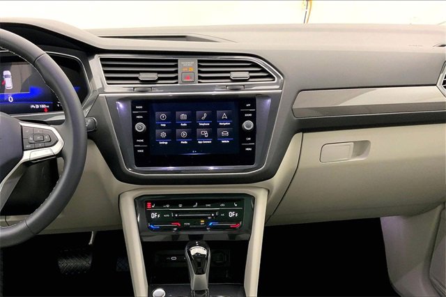 Used 2023 Volkswagen Tiguan SE w/ Panoramic Sunroof Package image 6