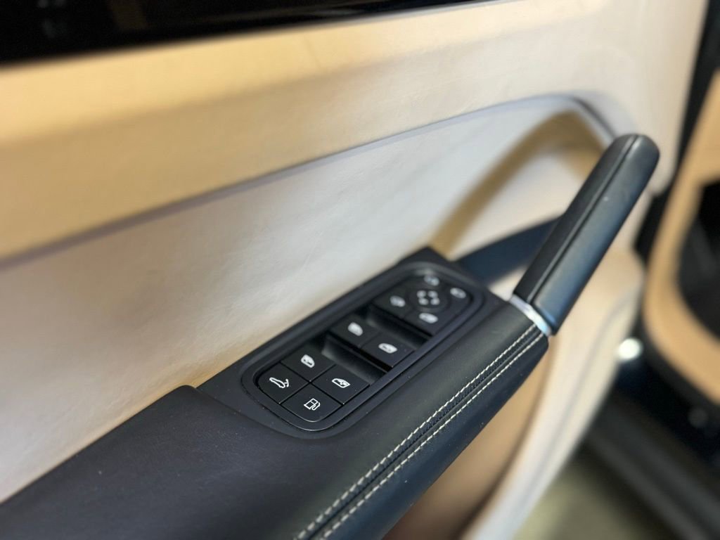 Certified 2023 Porsche Cayenne Platinum Edition image 9