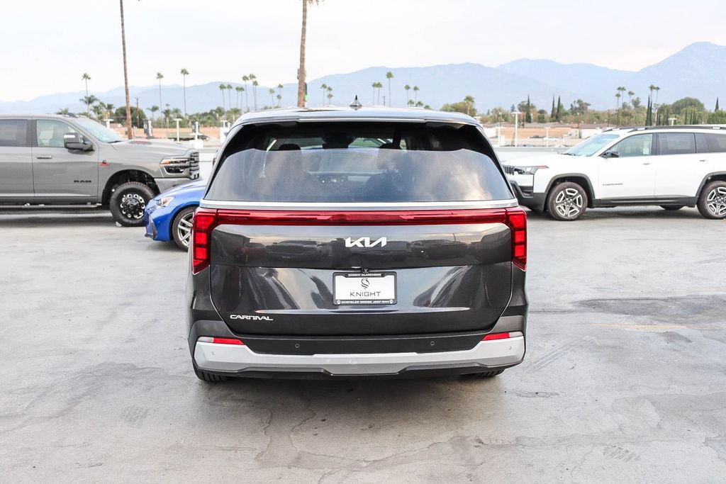Used 2025 Kia Carnival FWD image 8