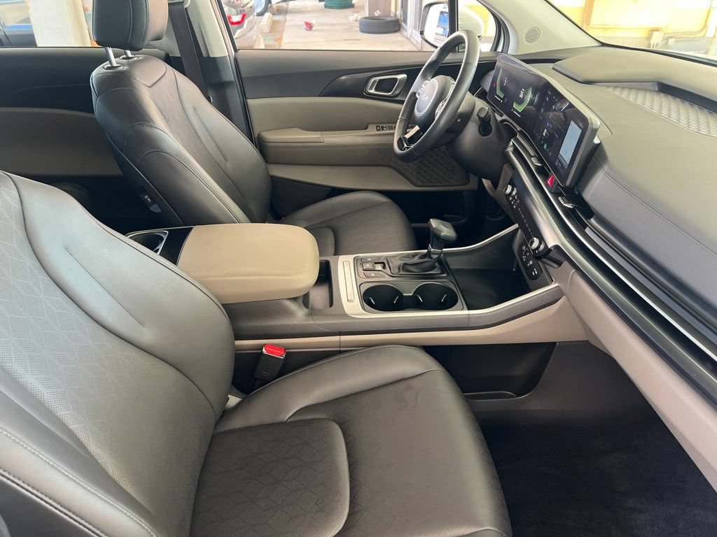 Certified 2025 Kia Carnival FWD image 17