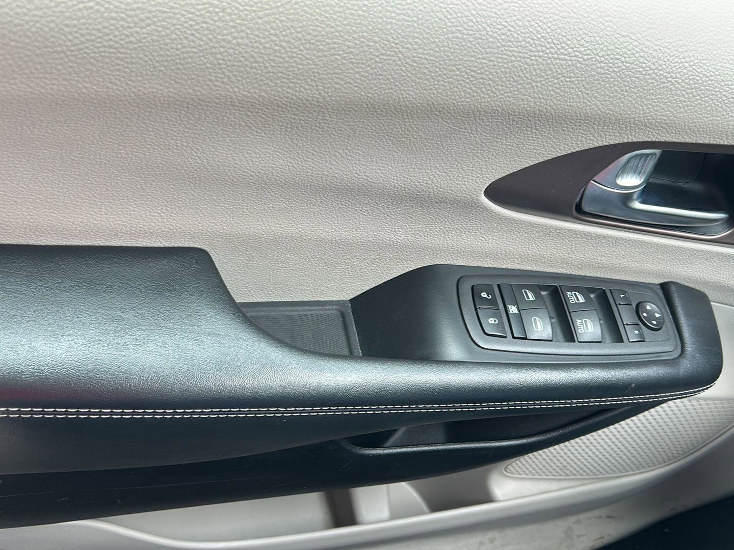 Used 2022 Chrysler Voyager LX FWD image 17