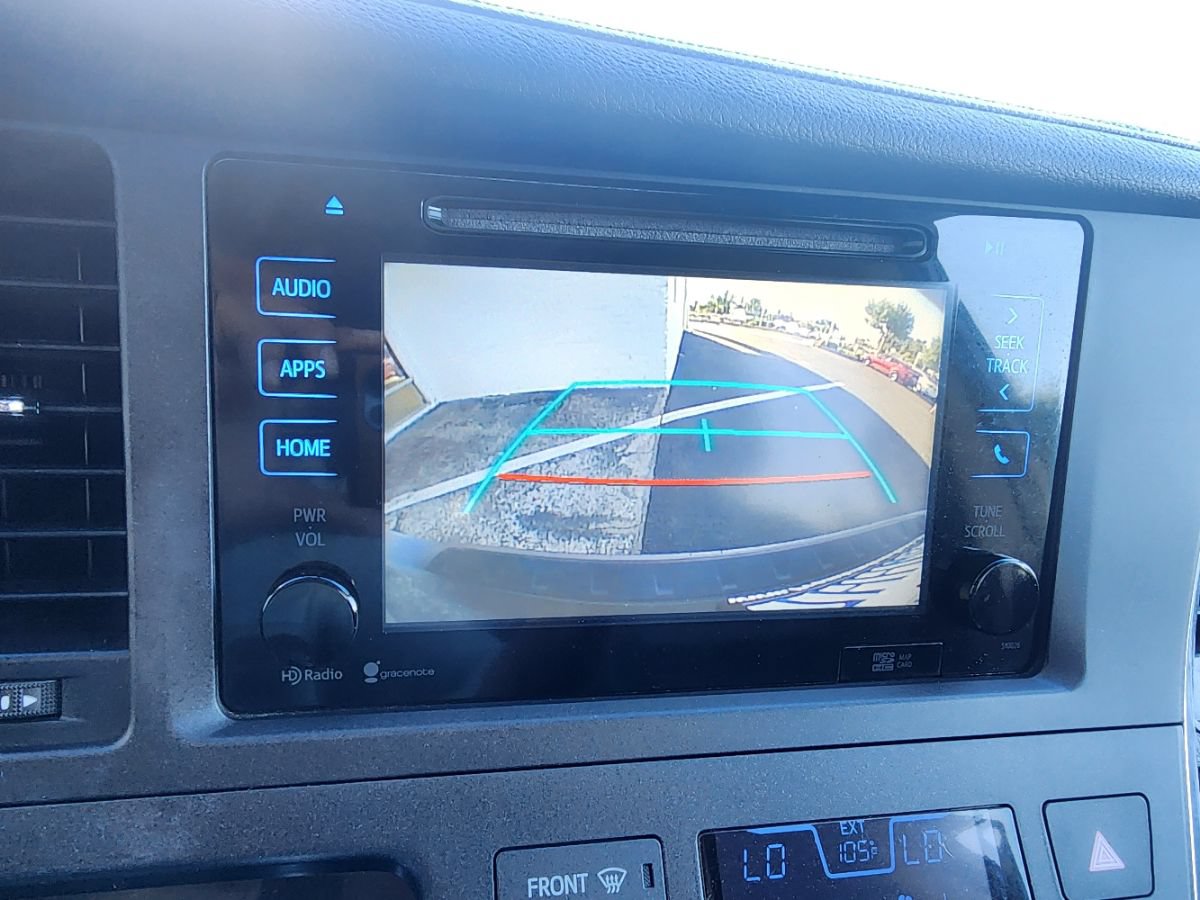 Used 2015 Toyota Sienna SE w/ SE Preferred Package FWD image 18