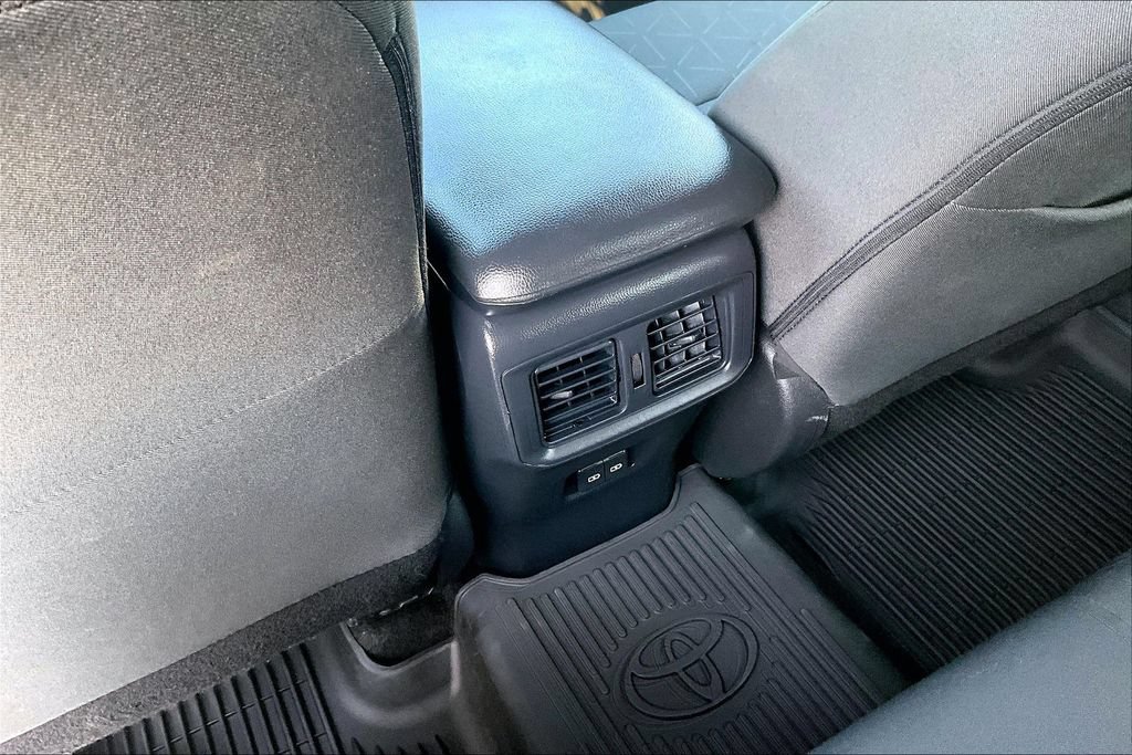 Used 2025 Toyota RAV4 XLE AWD/4WD image 32