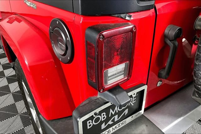 Used 2015 Jeep Wrangler Unlimited Sahara w/ Connectivity Group image 22